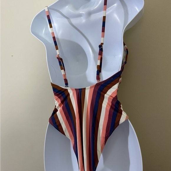 Xhilaration sz med swim suit in a stripe From the front it looks like a 2 piece - Picture 9 of 12